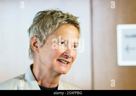 Kaiserslautern, Allemagne. 24 février 2025. Beate Kimmel (SPD), maire de Kaiserslautern, commente aux médias les résultats des élections au Bundestag dans sa ville. L'AFD a fait des gains significatifs dans l'élection fédérale ici. Il atteint 25,9 %, faisant de Kaiserslautern l'un des deux bastions de l'ouest. Crédit : Andreas Arnold/dpa/Alamy Live News Banque D'Images