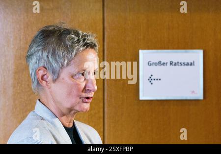 Kaiserslautern, Allemagne. 24 février 2025. Beate Kimmel (SPD), maire de Kaiserslautern, commente aux médias les résultats des élections au Bundestag dans sa ville. L'AFD a fait des gains significatifs dans l'élection fédérale ici. Il atteint 25,9 %, faisant de Kaiserslautern l'un des deux bastions de l'ouest. Crédit : Andreas Arnold/dpa/Alamy Live News Banque D'Images