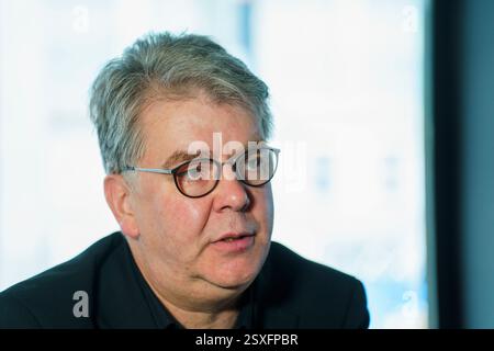 Kaiserslautern, Allemagne. 24 février 2025. Frank Burgdörfer, candidat de la CDU pour la circonscription électorale 208 au Bundestag, commente les résultats de l'élection à l'agence de presse allemande dpa. L'AFD a fait des gains significatifs dans l'élection du Bundestag ici. Il atteint 25,9 %, faisant de Kaiserslautern l'un des deux bastions de l'ouest. Crédit : Andreas Arnold/dpa/Alamy Live News Banque D'Images