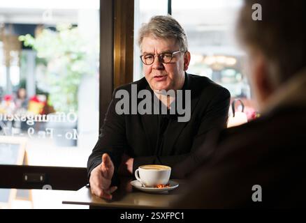 Kaiserslautern, Allemagne. 24 février 2025. Frank Burgdörfer, candidat de la CDU pour la circonscription électorale 208 au Bundestag, commente les résultats de l'élection à l'agence de presse allemande dpa. L'AFD a fait des gains significatifs dans l'élection du Bundestag ici. Il atteint 25,9 %, faisant de Kaiserslautern l'un des deux bastions de l'ouest. Crédit : Andreas Arnold/dpa/Alamy Live News Banque D'Images