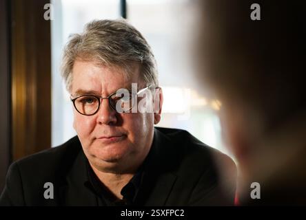 Kaiserslautern, Allemagne. 24 février 2025. Frank Burgdörfer, candidat de la CDU pour la circonscription électorale 208 au Bundestag, commente les résultats de l'élection à l'agence de presse allemande dpa. L'AFD a fait des gains significatifs dans l'élection du Bundestag ici. Il atteint 25,9 %, faisant de Kaiserslautern l'un des deux bastions de l'ouest. Crédit : Andreas Arnold/dpa/Alamy Live News Banque D'Images