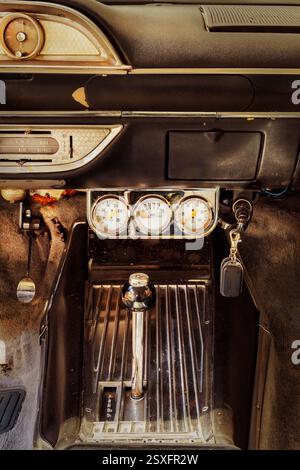 Intérieur avec boîte de vitesses manuelle et compteurs de course d'une voiture classique américaine des années soixante Banque D'Images