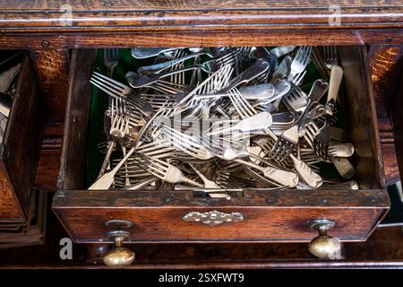 Tiroir plein de fourchettes à Bayfield Hall, maison de campagne du 18ème siècle à Norfolk, Royaume-Uni Banque D'Images