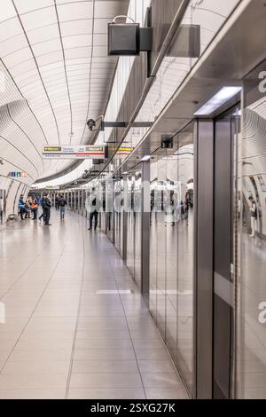 Passagers attendant sur un quai très fréquenté de la station Tottenham court Road sur la superbe nouvelle Elizabeth Line du métro londonien. Banque D'Images