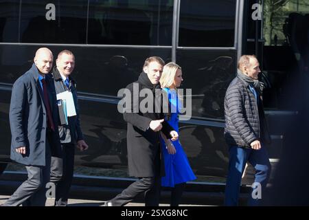 24 février 2025, Washington, District de Columbia, Etats-Unis : le président français Emmanuel Macron quitte la Maison Blanche et retourne à Blair House après un appel téléphonique avec les dirigeants du G7. Macron est escorté par la chef intérimaire du protocole Abigail Jones. (Crédit image : © Andrew Leyden/ZUMA Press Wire) USAGE ÉDITORIAL SEULEMENT! Non destiné à UN USAGE commercial ! Banque D'Images