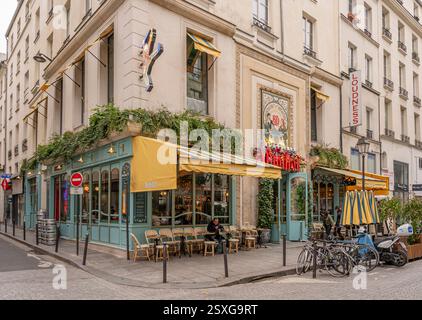 Paris, France - 02 23 2022 : vue sur la façade colorée d'une brasserie typiquement parisienne Banque D'Images