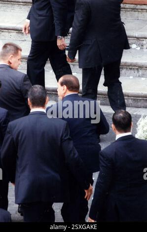 14 Giugno 2008 Roma Archivio Storico Olycom/Lapresse Flavio Briatore (Verzuolo, 12 aprile 1950) è un imprenditore, dirigente d'azienda, dirigente sportivo, personaggio televisivo e socialite Italiano. È conosciuto principalmente per essere stato team manager in Formula 1, con la scuderia Benetton poi divenuta Renault, e per essere a capo del Gruppo internazionale di Hospitality di lusso Majestas, précédentemente nota come Billionaire Life. Nella Foto : matrimonio Flavio Briatore e Elisabetta Gregoraci, l'arrivo Silvio Berlusconi dans la photo : mariage de Flavio Briatore et Elisabetta Gregoraci, Banque D'Images