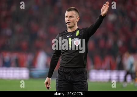 Lodz, Pologne. 22 février 2025. L'arbitre Marcin Szczerbowicz vu en action lors du match de la Ligue polonaise PKO Ekstraklasa entre Widzew Lodz et Pogon Szczecin au stade municipal de Widzew Lodz. Score final : Widzew Lodz 0:4 Pogon Szczecin. (Photo de Mikolaj Barbanell/SOPA images/Sipa USA) crédit : Sipa USA/Alamy Live News Banque D'Images