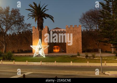 L'arc d'entrée du Castelo de Lagos, Château de Lagos, la nuit à Lagos, Algarve Portugal à Noël avec étoile de Noël allumée Banque D'Images