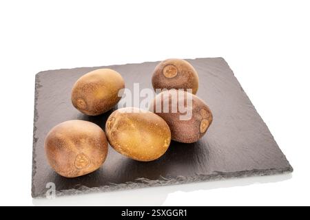 Plusieurs kiwis mûrs sur pierre d'ardoise, gros plan, isolés sur fond blanc. Banque D'Images