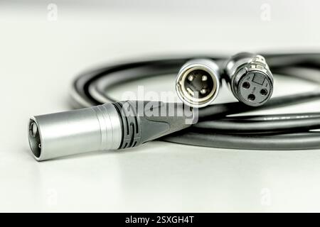 Câble audio XLR se connectant sur fond blanc Banque D'Images