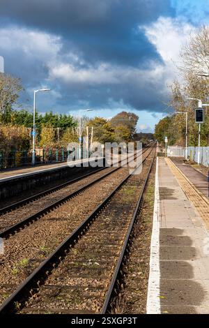 Regardant le long d'une voie ferrée sans aucun train sur la ligne. Banque D'Images