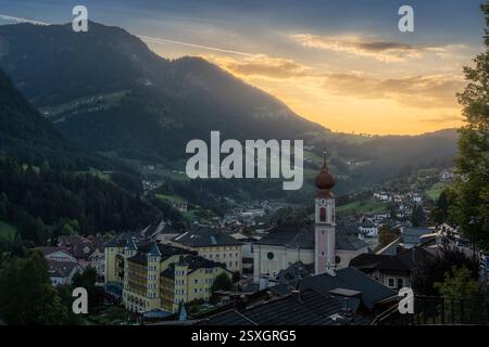 Coucher de soleil sur Ortisei St Ulrich ou Urtijei village alpin, Dolomites dans les montagnes des Alpes italiennes, Tyrol du Sud, Italie, Europe Banque D'Images