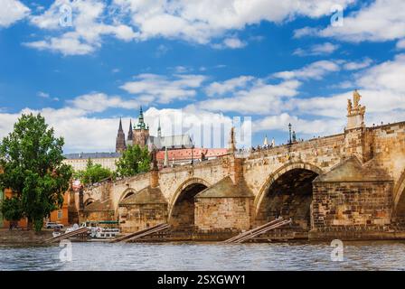 Tourisme à Prague. Les Tchèques et les touristes traversent le célèbre pont Charles sur la rivière Vltava Banque D'Images