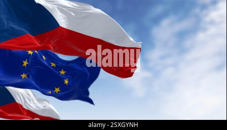 Gros plan du drapeau national de la République tchèque agitant au vent avec le drapeau de l'Union européenne par temps clair. rendu d'illustration 3d. Tissu ondulé. Séléc Banque D'Images
