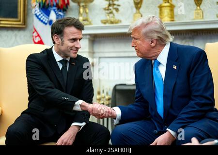 Washington, États-Unis. 24 février 2025. Le président Donald Trump rencontre le président de la France Emmanuel Macron dans le bureau ovale de la Maison Blanche à Washington, DC le lundi 24 février 2025. Photo de Bonnie Cash/UPI crédit : UPI/Alamy Live News Banque D'Images