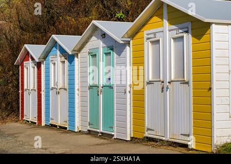 Bude, Cornouailles, Royaume-Uni - 22 février 2025 : rangée de cabanes de plage peintes de différentes couleurs à Bude. Banque D'Images