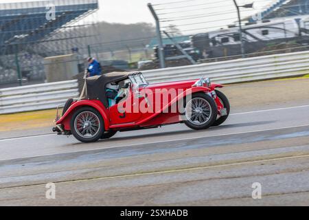 Trophée V.S.C.C. Pomeroy. Les voitures anciennes d'avant-guerre rivalisent avec les voitures plus récentes, Silverstone Grand Prix circuit, Silverstone circuit. Banque D'Images