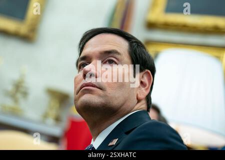 Le secrétaire d’État Marco Rubio regarde pendant que le président Donald Trump rencontre le président français Emmanuel Macron dans le bureau ovale de la Maison Blanche à Washington, DC, lundi 24 février 2025. Crédit : Bonnie Cash/Pool via CNP Banque D'Images