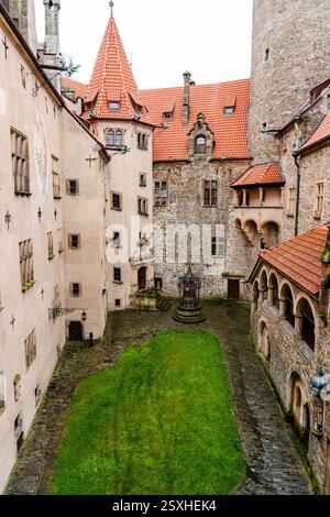 Cour du château de Bouzov avec un puits pittoresque, construit en stile néo gothique à la fin du 19ème siècle, région d'Olomouc, Moravie, Tchéquie Banque D'Images