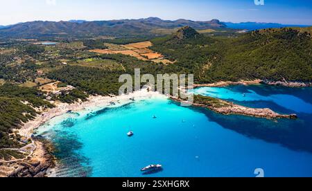 Majorque (Majorque) les meilleures plages pittoresques - Agulla avec la mer turquoise cristalline. vue panoramique sur drone aérien. Espagne, îles Baléares Banque D'Images