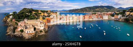 Belle ville de Sestri Levante. Ligurie région, Italie . Vue panoramique aérienne de la baie du silence avec de vieilles maisons colorées de l'église et la plage Banque D'Images