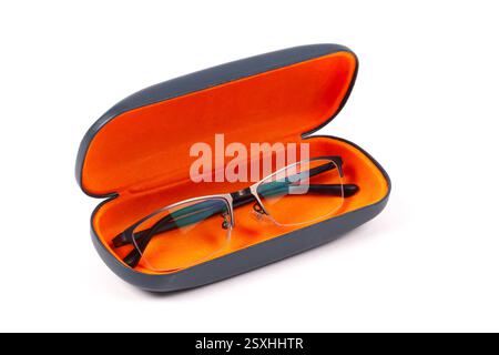 Lunettes de lecture dans un étui orange ouvert sur fond blanc Banque D'Images