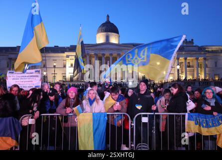 Londres, Royaume-Uni. 24 février 2025. Ukrainiens et partisans se sont rassemblés pour un rassemblement à Trafalgar Square, Londres, pour le 3ème anniversaire de la guerre à grande échelle de la Russie contre l'Ukraine, sous la bannière "cœur brisé, mais ininterrompu", et appelant à une paix durable et juste, alors que les dirigeants européens ont des discussions avec le président Trump. Crédit : Monica Wells/Alamy Live News Banque D'Images