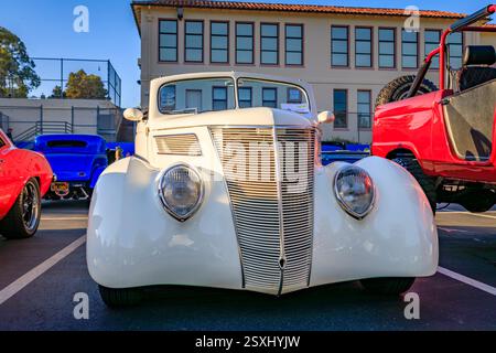 San Bruno, États-Unis - 7 octobre 2022 : une Ford Cabriolet 1937 blanche classique garée avec une calandre distinctive et des ailes arrondies lors d'un salon automobile Banque D'Images