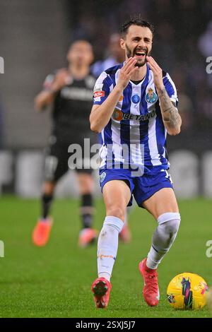 Porto, Portugal. 24 février 2025. Dragao Stadium, Primeira Liga 2024/2025, FC Porto contre Vitoria de Guimaraes ; Fabio Vieira du FC Porto réagit lors d'un match entre FC Porto et Vitoria de Guimaraes pour la Primeira Liga 2024/2025 au Dragao Stadium de Porto le 24 février 2025. Photo : Daniel Castro/DiaEsportivo/Alamy Live News crédit : DiaEsportivo/Alamy Live News Banque D'Images