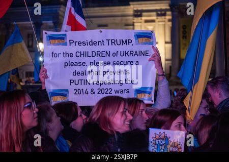 Londres, Angleterre, Royaume-Uni. 24 février 2025. Des milliers d'Ukrainiens et de sympathisants se sont rassemblés sur la place Trafalgar à Londres, au Royaume-Uni. Pour commémorer le troisième anniversaire de l'invasion à grande échelle de l'Ukraine par la Russie. De nombreuses personnalités ont assisté à l’événement, comme l’évêque Kenneth Nowakowski, chef du diocèse catholique ukrainien de la Sainte famille à Londres et le général Valerii Zaluzhnyi, ambassadeur ukrainien. Crédit : ZUMA Press, Inc/Alamy Live News Banque D'Images