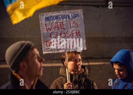 Londres, Angleterre, Royaume-Uni. 24 février 2025. Des milliers d'Ukrainiens et de sympathisants se sont rassemblés sur la place Trafalgar à Londres, au Royaume-Uni. Pour commémorer le troisième anniversaire de l'invasion à grande échelle de l'Ukraine par la Russie. De nombreuses personnalités ont assisté à l’événement, comme l’évêque Kenneth Nowakowski, chef du diocèse catholique ukrainien de la Sainte famille à Londres et le général Valerii Zaluzhnyi, ambassadeur ukrainien. Crédit : ZUMA Press, Inc/Alamy Live News Banque D'Images