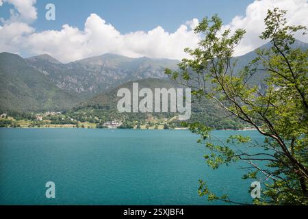 Le lac Lago di Ledro au milieu des Alpes dans le district du Trentin . Banque D'Images