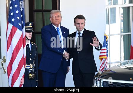 Washington, DC, USA.24th février 2025. Le président AMÉRICAIN Donald Trump (à gauche) rencontre le président français Emmanuel Macron à la Maison Blanche le 24 février 2025 à Washington DC. Crédit : Chen Mengtong/China News Service/Alamy Live News Banque D'Images