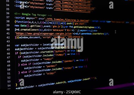 Code source du logiciel. Code de programmation. Code de programmation sur l'écran du calculateur. Développeur travaillant sur les codes de programme au bureau. Photo du code source. Technolo Banque D'Images