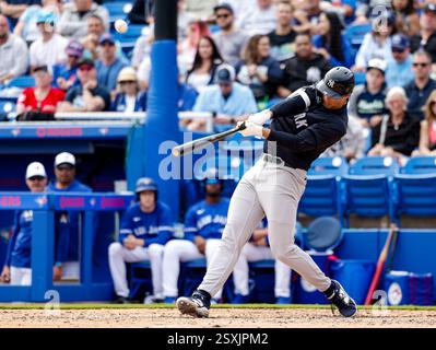 Spencer Jones, outfielder des New York Yankees à la batte, frappe un triple à un match de baseball contre les Blue Jays de Toronto, le dimanche 22 février 2025, à Dunedin, FL. (Alyssa Howell/image du sport) Banque D'Images
