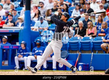 Spencer Jones, outfielder des New York Yankees à la batte, frappe un triple à un match de baseball contre les Blue Jays de Toronto, le dimanche 22 février 2025, à Dunedin, FL. (Alyssa Howell/image du sport) Banque D'Images