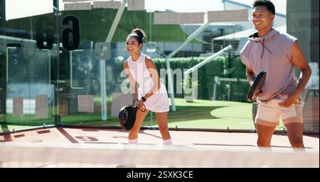 Couple heureux, fitness et jouer avec padel pour un jeu de tennis, une séance d'entraînement ou un match d'équipe sur court ou gazon. Homme, femme ou amoureux avec sourire ou raquette pour Banque D'Images