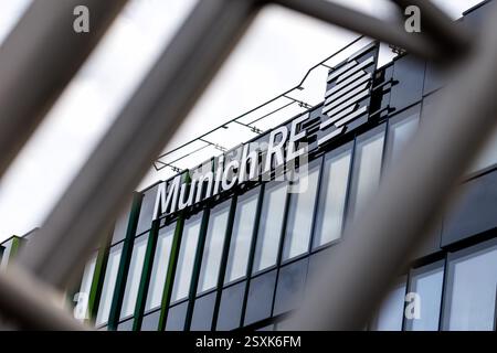 Munich, Allemagne. 24 février 2025. Le lettrage et le logo de la société Munich RE sont visibles sur la façade d'un bâtiment de la Münchener Rückversicherungs-Gesellschaft Aktiengesellschaft à Munich (Bavière) le 24 février 2025. La société opère sous la marque Munich Re depuis 2009. Münchener Rückversicherungs-Gesellschaft Aktiengesellschaft à München (Münchener Rück en abrégé), dont le siège social se trouve à Munich, est l'une des principales sociétés de réassurance allemandes au monde. Crédit : Matthias Balk/dpa/Alamy Live News Banque D'Images