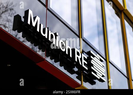 Munich, Allemagne. 24 février 2025. Le lettrage et le logo de la société Munich RE sont visibles sur la façade d'un bâtiment de la Münchener Rückversicherungs-Gesellschaft Aktiengesellschaft à Munich (Bavière) le 24 février 2025. La société opère sous la marque Munich Re depuis 2009. Münchener Rückversicherungs-Gesellschaft Aktiengesellschaft à München (Münchener Rück en abrégé), dont le siège social se trouve à Munich, est l'une des principales sociétés de réassurance allemandes au monde. Crédit : Matthias Balk/dpa/Alamy Live News Banque D'Images