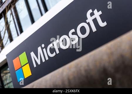 Munich, Allemagne. 24 février 2025. Le logo et le lettrage Microsoft sont visibles sur le siège de Microsoft Deutschland GmbH à Parkstadt Schwabing à Munich (Bavière) le 24 février 2025. Microsoft Corporation est le plus grand fabricant de logiciels au monde et l'une des plus grandes entreprises au monde. Crédit : Matthias Balk/dpa/Alamy Live News Banque D'Images
