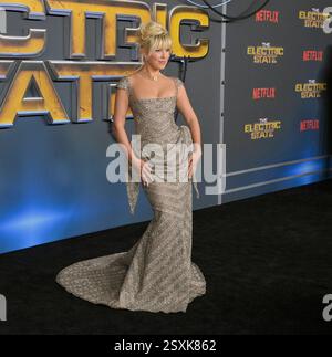 Los Angeles, États-Unis. 24 février 2025. Millie Bobby Brown, membre de la distribution, assiste à la première de la comédie de science-fiction de Netflix « The Electric State » au Egyptian Theatre dans la section hollywoodienne de Los Angeles le lundi 24 février 2025. Scénario : une adolescente orpheline traverse l'Ouest américain avec un robot doux, mais mystérieux, et un drifter excentrique à la recherche de son frère cadet. Photo de Jim Ruymen/UPI crédit : UPI/Alamy Live News Banque D'Images