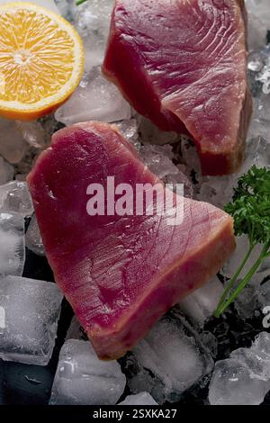Frais, steak cru, thon, sur glace, vue de dessus, gros plan Banque D'Images