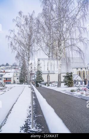 Arbres enneigés et chemin menant à l'église, Aidlingen, district de Boeblingen, Allemagne, Europe Banque D'Images