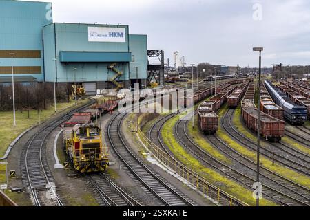 Huettenwerke Krupp-Mannesmann, HKM à Duisburg, halls des aciéries des hauts fourneaux, voies du triage, wagons de marchandises avec ferraille Banque D'Images