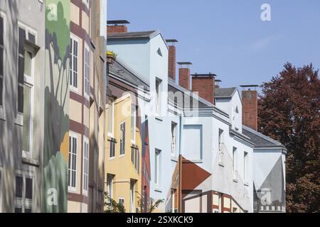 Peinture de façade colorée sur de vieux bâtiments résidentiels, Poeseldorf, Harvestehude, Hambourg, Allemagne, Europe Banque D'Images