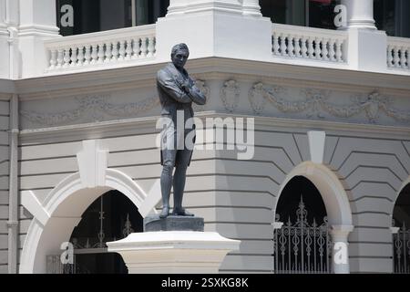 Sir Stamford Raffles debout statue noire sculpture en bronze, pose croisant ses bras. Fondateur de Singapour en 1819. Colonial. Victoria Memorial Hall. Banque D'Images