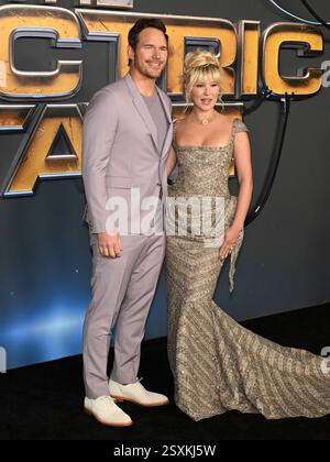 24 février 2025, Hollywood, Californie, États-Unis : 24 février 2025 - Hollywood, Californie - Chris Pratt et Millie Bobby Brown. ''The Electric State'' première mondiale au Théâtre égyptien. (Crédit image : © Billy Bennight/ZUMA Press Wire) USAGE ÉDITORIAL SEULEMENT! Non destiné à UN USAGE commercial ! Banque D'Images