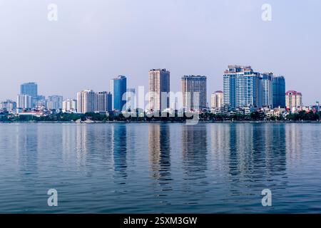 L'horizon du centre-ville de Hanoi se reflète sur la surface du lac de l'Ouest, Ho Tay. Banque D'Images