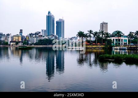 L'horizon du centre-ville de Hanoi se reflète sur la surface du lac de l'Ouest, Ho Tay. Banque D'Images